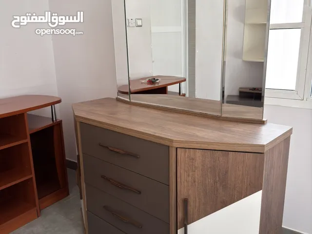 تسريحة خشبية في حالة جيدة جدا من أثاث فهمي Dressing table in a very good condition