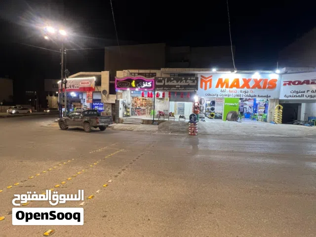 مخزن  او مستودع واسع للايجار موقع مميز شارع الثلاثين  ويتوفر بنفس المجمع باركينك يوجر مستودع