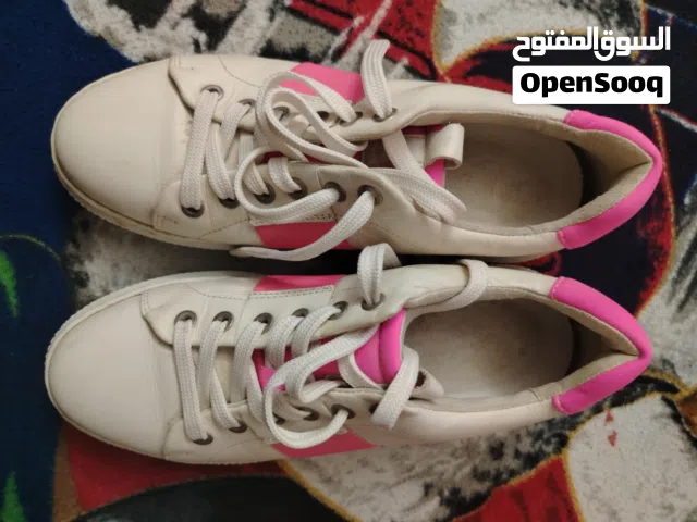 كوتشي حريمي ابيض في بينك مقاس 39 واسع يلبس 40 كمان من هولندا