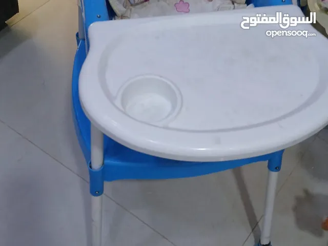 للسيارة car seat وأيضا كرسي طعام مرفقا الصور لمشاهدتها للبيع كما هو موجود