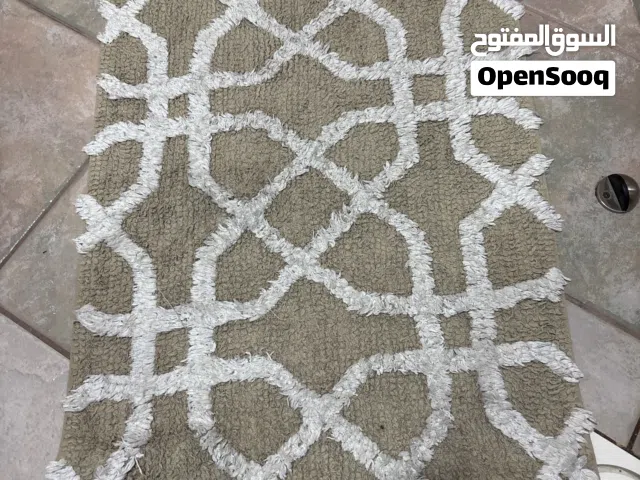 سجاد جديد للبيع اللون أبيض وأصفر غامق انه رخيص هو مستعمل فقط شهرين فقط 40 وهو جميل جدا وخفيف الوزن