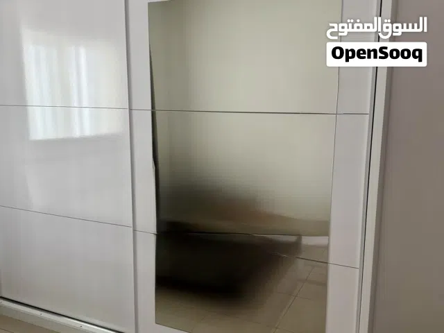 خزانة ملابس كبيرة للبيع – بحالة جيدة – جاهزة للنقل
