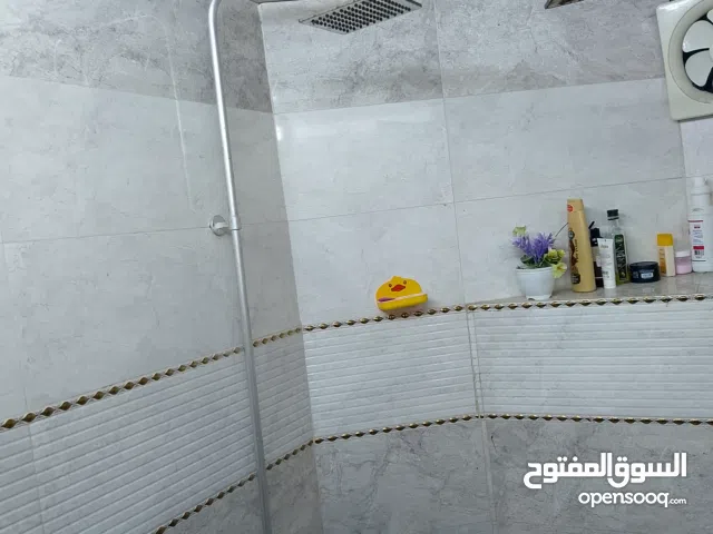 بيت البيع مساحه 120تقريبنه مكون من غرفتين واستقبال ومنور ومطبخ والصحيات طابو زراعي موقع كرمت علي