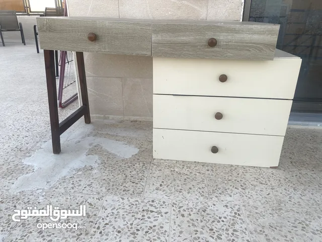 مكتب مستعمل بحالة جيدة عريانة تقديم طعام بحالة جيدة تواليت صغير بحالة جيدة