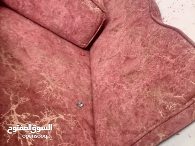 فرش عربي مع السجادة وطاولة