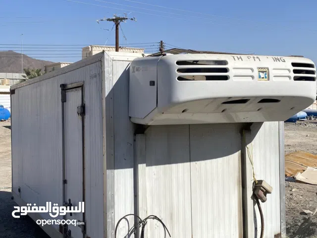 براد ثيرمو كينج MD-200 بحالة ممتازة جداً بدون اعطال 100٪ مع كل اغراضه يركب على شاحنة حجم 4 طن