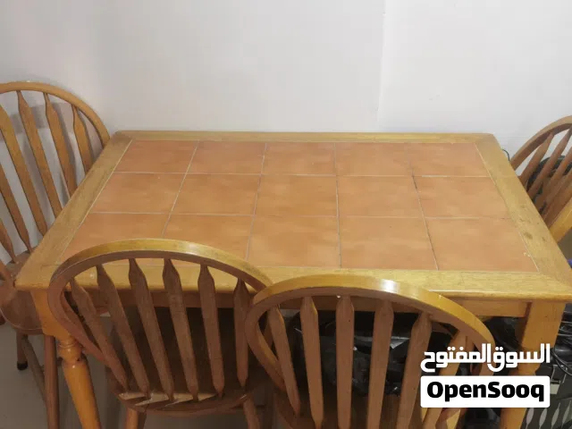 طاولة طعام بحالة جيدة مع كبت مع غنفات