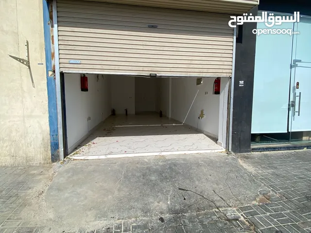 محل للايجار بمنطقة الوكرة بالشارع التجاري