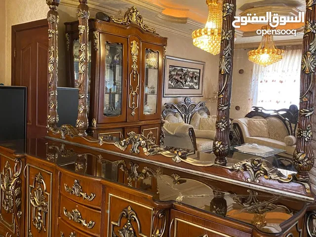 طقم كنب مع طاولة سفرة و 2 بوفيه