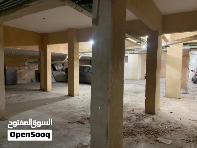 جراج للبيع بالتجمع الثالث بمساحه 255 + غرفه الحارس بها حمام وتنفع غرفه تخزين