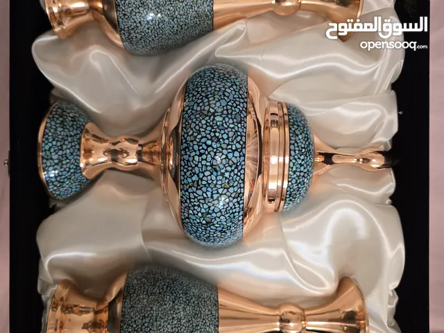 صحن شوكولاتة كبير مزخرف بحبات الفيروز الطبيعي نيشابور ومعاه فازتين كبار، كلهن شغل يدوي بدقة عالية