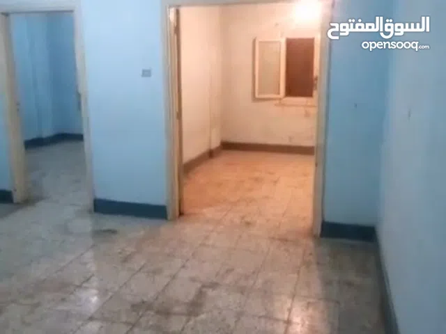 شقه للبيع في حلوان شارع ثابت على عبد الرحمن موقع مميز جدا  الشقه واجهه غير مجروحه  تشطيب عادي