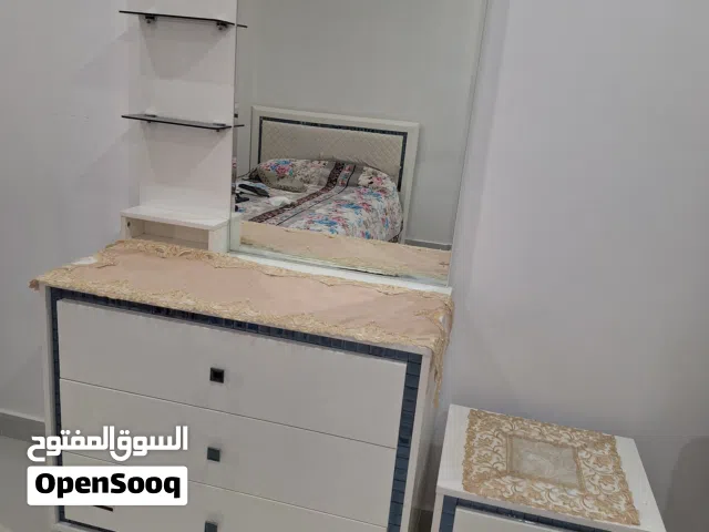 للبيع تسريحه وطاوله جانبيه