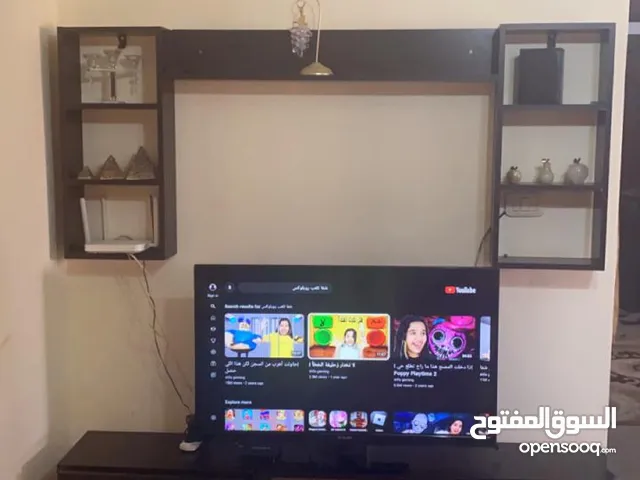 اثاث غرفة ضيوف مكون من طقم كنب 9 مقاعد بحالة ممتازة جدا +طربيزات + برادي وسجادة +طاولة تلفزيون