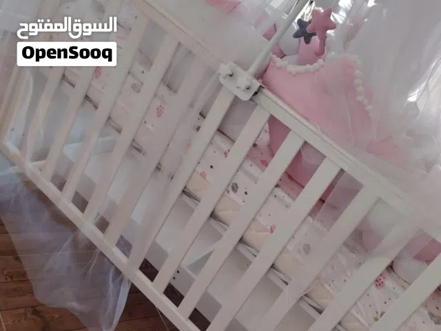 سرير طفله للبيع نظافه فول مع ملحقات مصدات ودوشگ