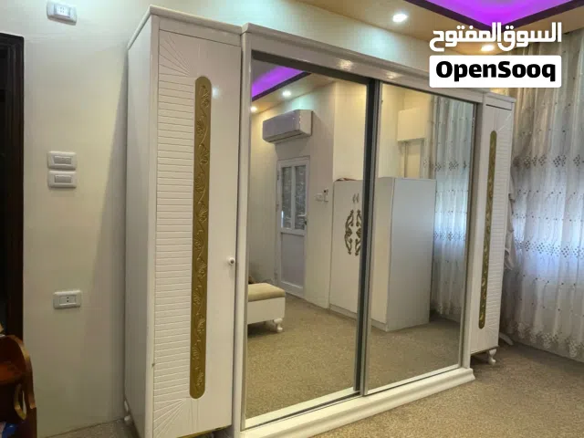 غرفة نوم بحالة الوكالة مطلوب 600 د  خشب لاتيه 18 حفر ليزر بابين تعليق مع رفوف  وبابين رفوف بالكامل