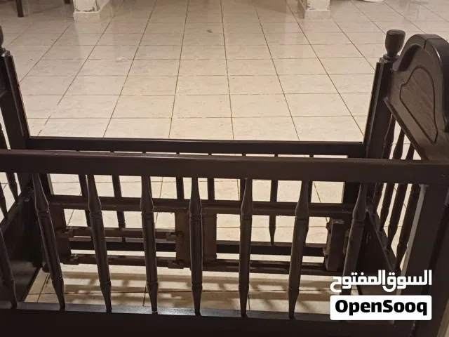 تخت اطفال خشب زان بحالة ممتازة جدا