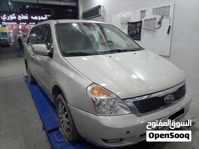 كيا كرنفال شاصيه طويل2013 للبيع اللون بيج الداخلية مخمل بيج تكييف ثلج السيارة نظيفة جدا