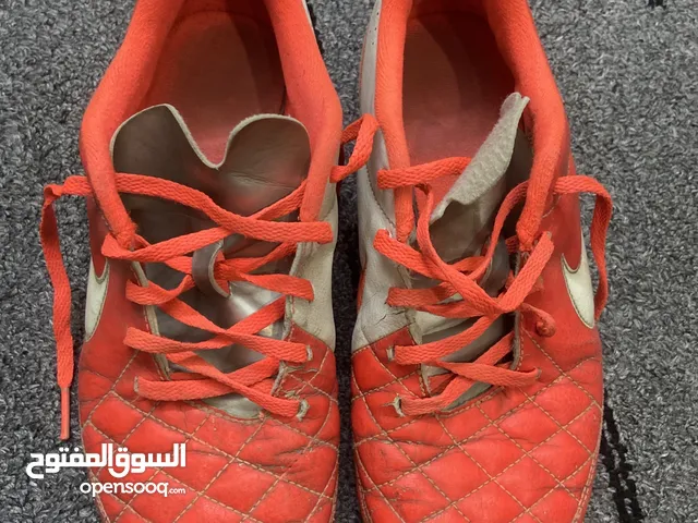 حذاء كرة قدم Nike نمرة 38 بارخص سعر