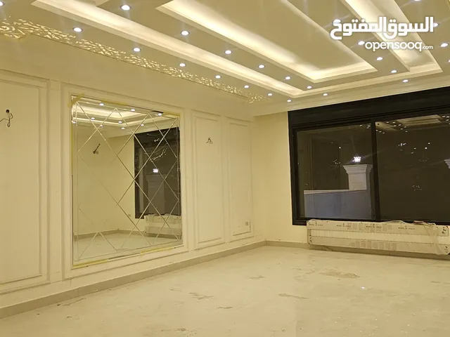 شقة 4غرف نوم منها  اثنان ماستر الجبيهة شارع الأردن مع وجود صالة رياضية (Gym) خاصة بمالكي الشقق