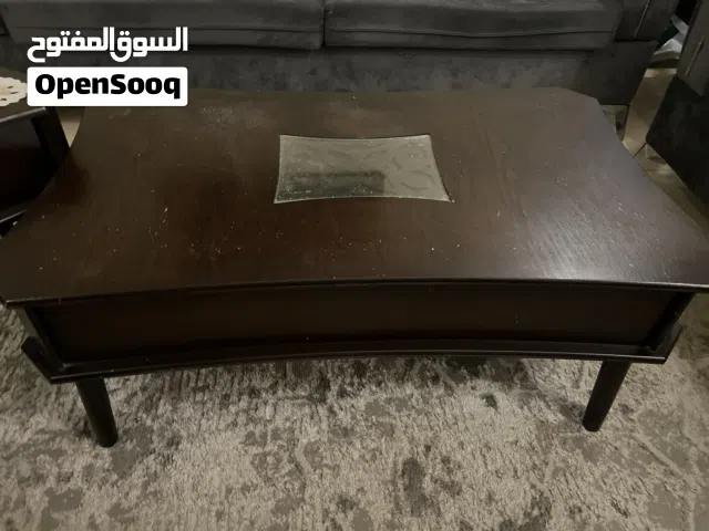 طقم طاولات خشب طاولة كبيرة وطاولتين صغار بحالة جيدة ومتين جدا ممكن يحتاج لدهان
