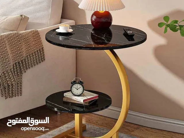طاولة جانبية صغيرة ذات تصميم عصري ومبتكر مما يضفي لمسة من الفخامة والأناقة. تصميم فريد وجذاب