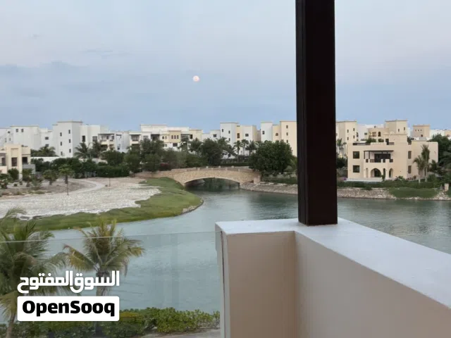 شقة راقية قريبة جدا من فندق روتانا مطلة على القناة المائية في هوانا صلالة – غرفة وصالة