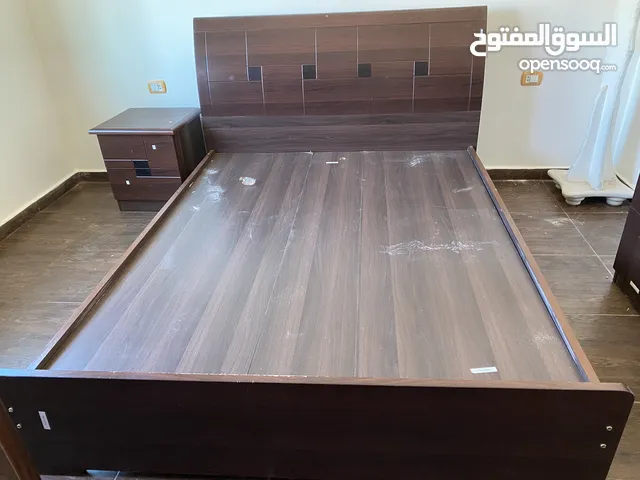 غرفة نوم شابيبة لاتيه كاملة شبه جديد تخت مفرد و نصف ، خزانة درفتين ، كومودينو بجرارين