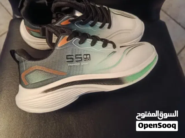 حذاء سبورت جديد بالكرتونة تبعته  مريح وخفيف ولبسه مرتب  السعر 12 دينار شامل التوصيل