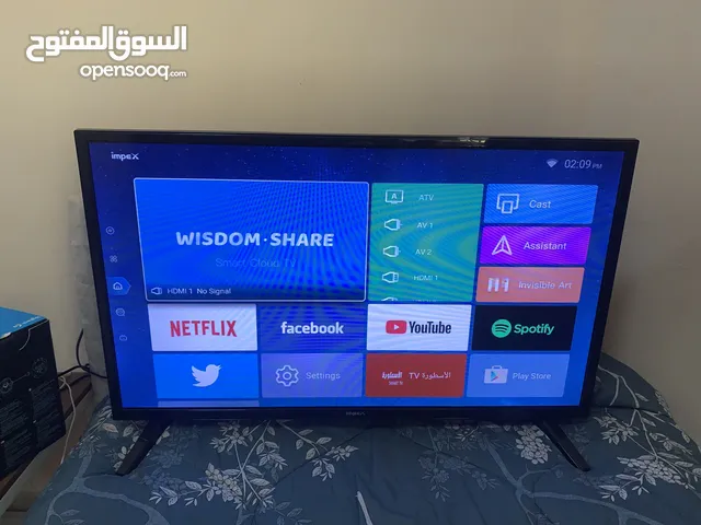 تلفاز او شاشه نظيفه مع جهاز تحكم