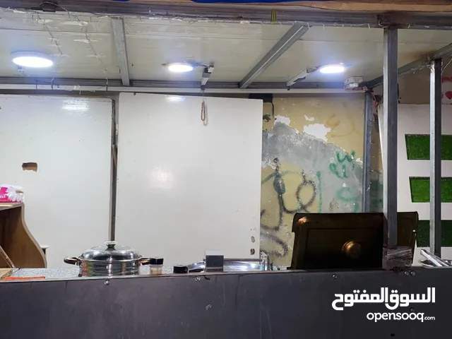 كشك مساحه مرتبه له يوجد علي عجال