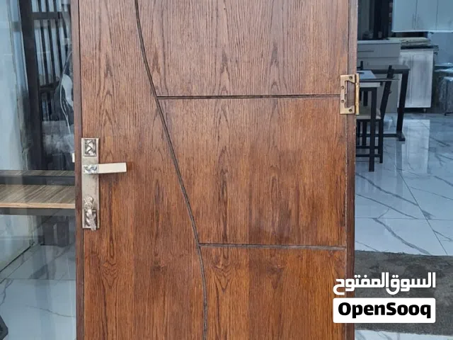 باب خشب زان بحالة ممتازة مع الحلق مقاس 85سم ارتفاع 210 غال ومفاتيح مع كشفاته جاهز للتركيب
