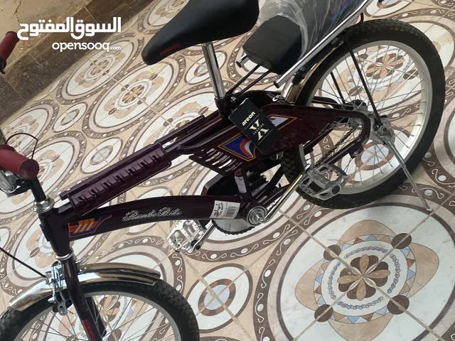 سيكل رامبو ما في ولا شي في دائرة في الكرسي صغيرة والمسكة حقة السيكل الثنتين مشقوق