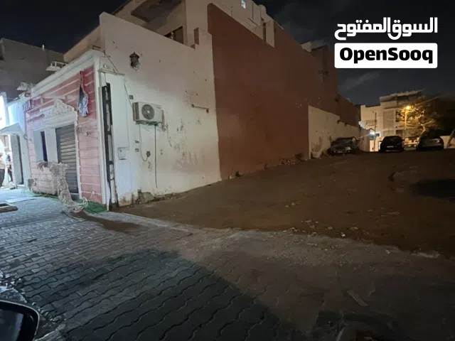شقة ارضية ع الرئيسي بها محلات دخلهم الشهري 5000 والشقة معروضه للايجار بي 6000 يعني دخله كامل 11 الف