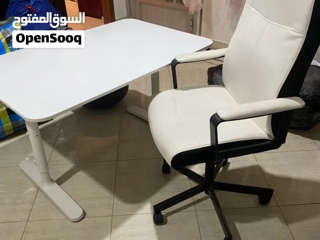 مكتب مع كرسي