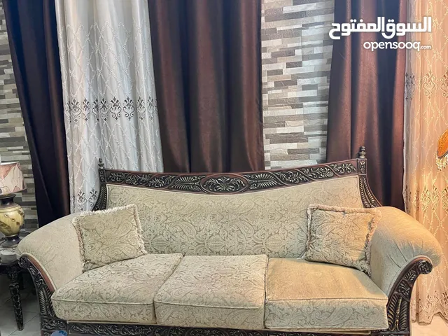 طقم كنبايات وطاولة سفرة خشب زان لون لوزي استعمال خفيف للبيع