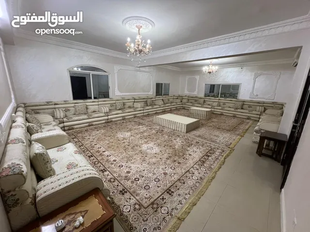 جلسه عربيه مساحتها نظيفه جداً مافيها اي عيوب مساحتها 8 متر في 6 متر مع ثلاث طاولات كبيره