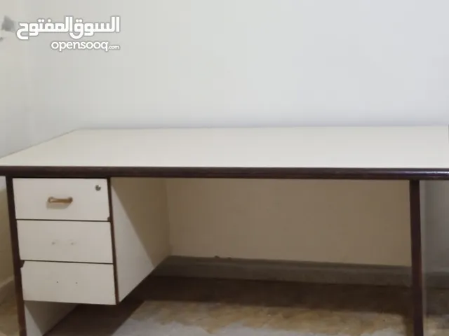 مكتب دراسي حجم كبير مستعمل بحالة جيدة للبيع بسعر مغري