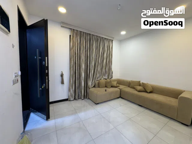 شقة غرفه وصاله موقع مميز
