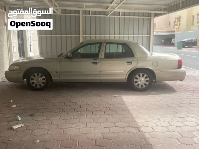 للبيع قراند ماركيز موديل 2005 ذهبي علي النظر
