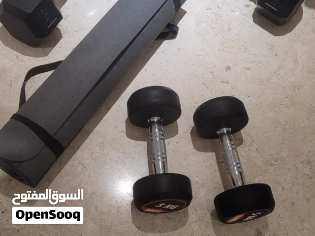 دامبلز حديد مع بساط رياضة بحالة ممتازة للبيع