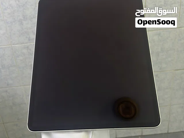 ايباد برو 12.9 انش مستعمل بحالة ممتازة مع شاحن بسعة 128 جيجابايت