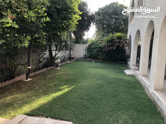 Luxurious Large Villa for Commercial Rent 豪华大型别墅商业出租 فيلا فاخرة كبيرة للإيجار التجاري