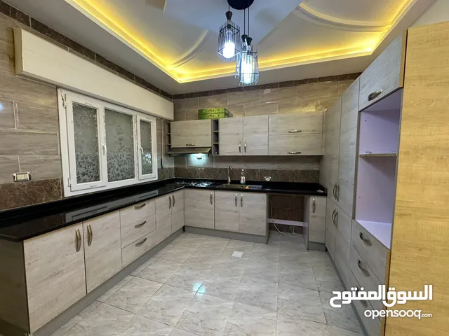 ثلاث شقق وملحق فرصة لاستخدامها لاستثمار سوق الجمعة