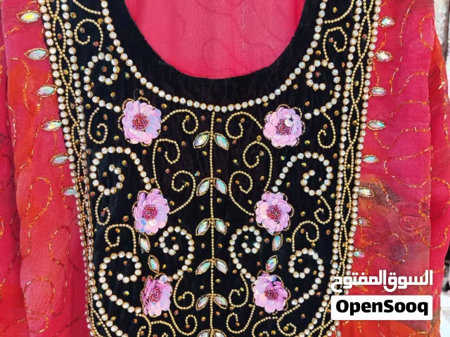 جلابيات مطرزة بالخرز على الأكمام والصدر