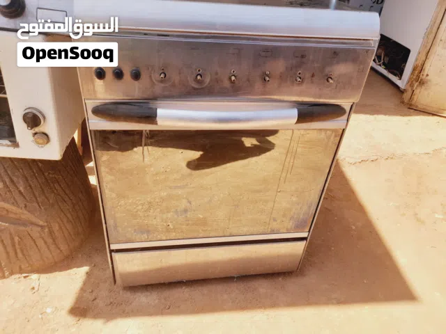 موقد غاز (بوتجاز) مع فرن مدمج، مصنوع من الستانلس ستيل.