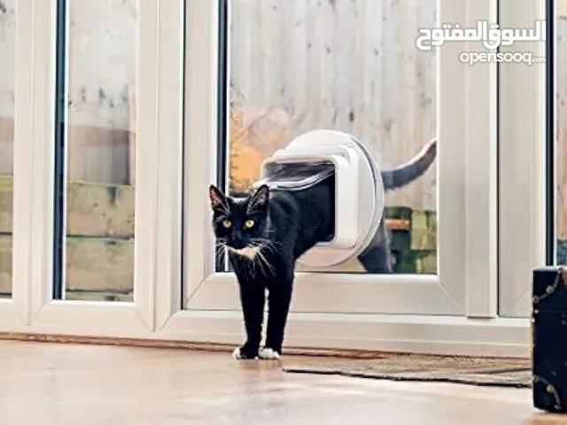 فتحة باب مخصصة للحيوانات الأليفة، قابلة للتحكم عن بُعد من خلال التطبيق SureFlap Microchip Cat Door
