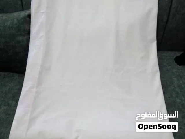 ستائر اربع قطع ب 25الف يمني المقاس مترين وخمسين وفيهم عطفه 6 سانتي للي يشتي يفتحه والعرض متر و36