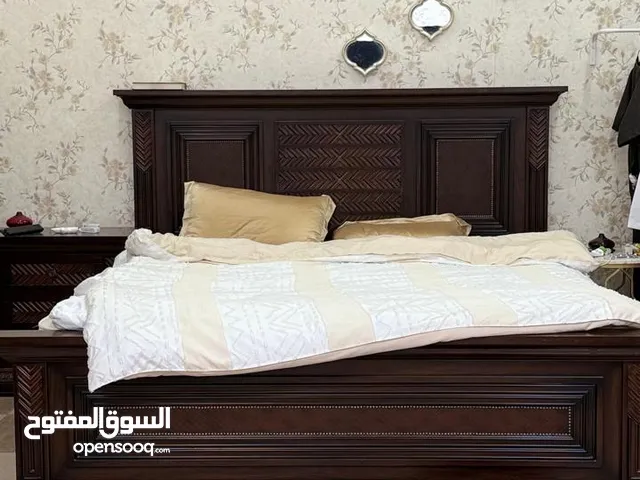 سرير مع التسريحه و2 كمدينات وخزان ملابس( كبات )