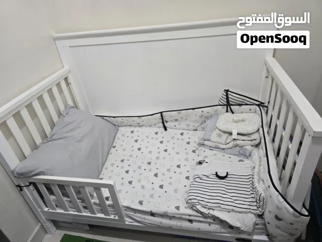 سرير اطفال ومرتبة و 5 قطع اضافية